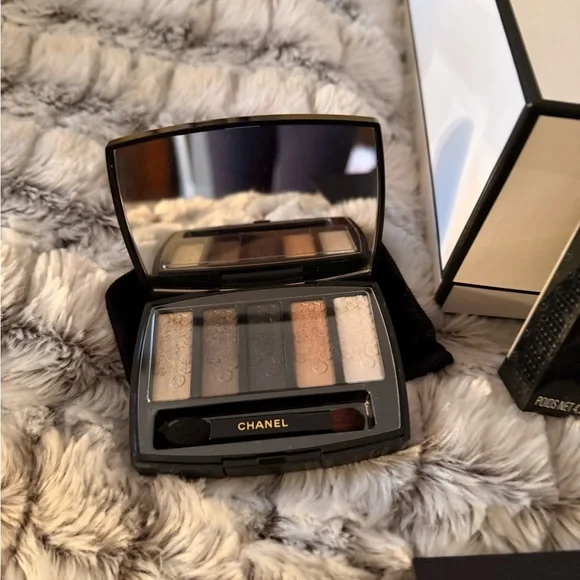 CHANEL Lumière Graphique Eyeshadow Palette - Black and Tan. - Picture 2 of 11